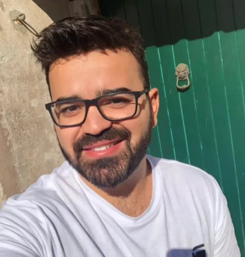 Studente soddisfatto che ha completato il recupero degli anni scolastici con Diploma CSC