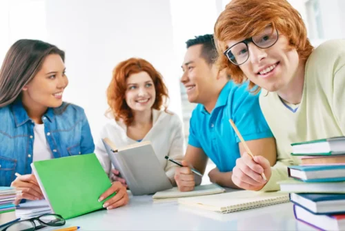 Gruppo di studenti che studiano insieme per recuperare anni scolastici velocemente con Diploma CSC