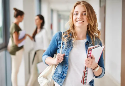 Studentessa con libri che frequenta scuola per recuperare anni scolastici velocemente senza errori con Diploma CSC