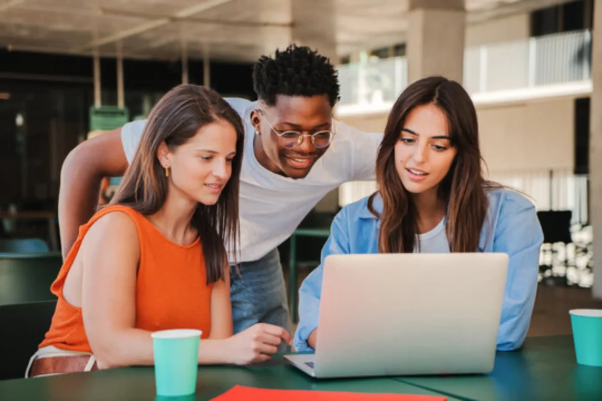 Studenti che studiano al computer per ottenere licenza media online con Diploma CSC
