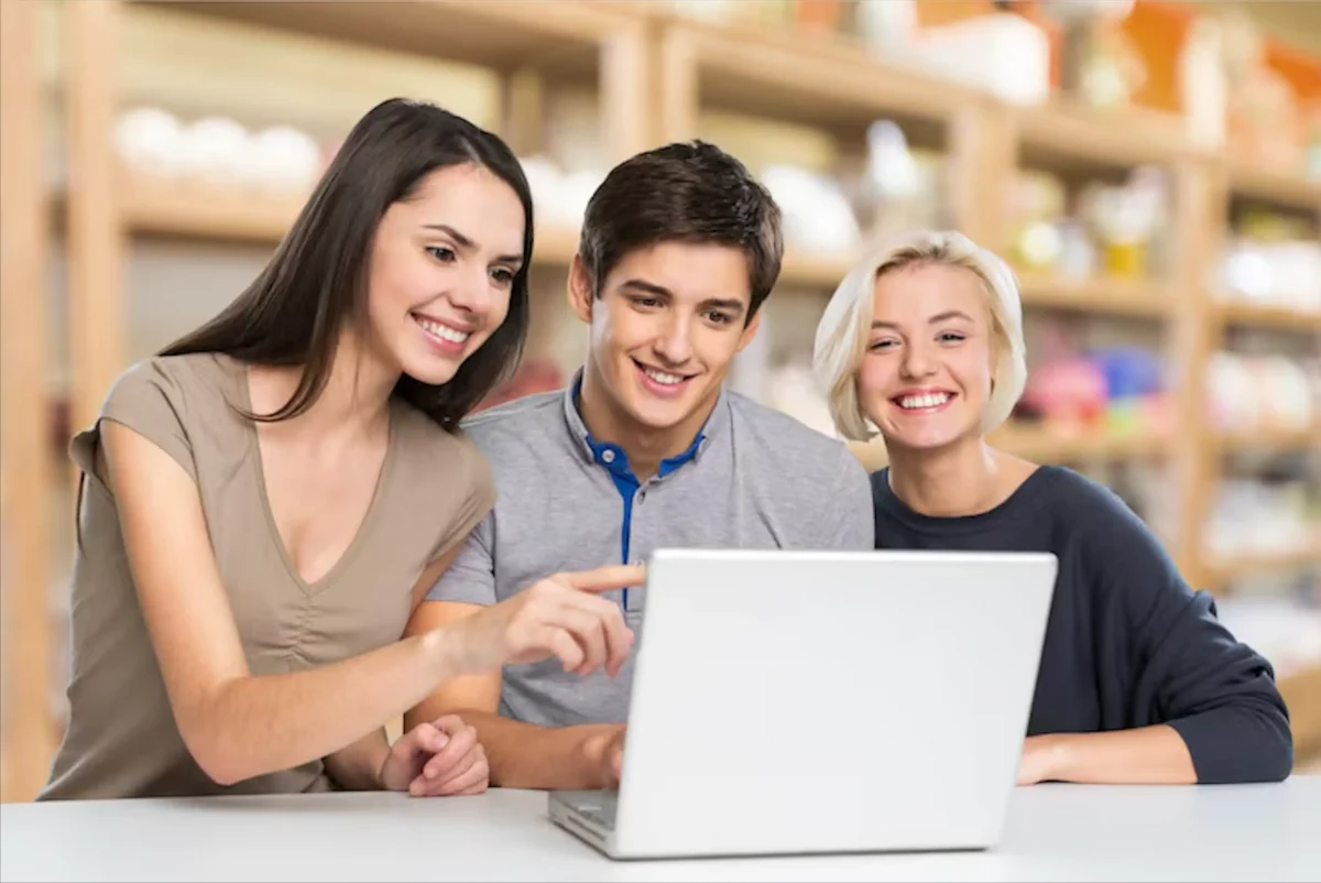 Studenti che studiano insieme al computer per recupero anni scolastici a Roma con Diploma CSC
