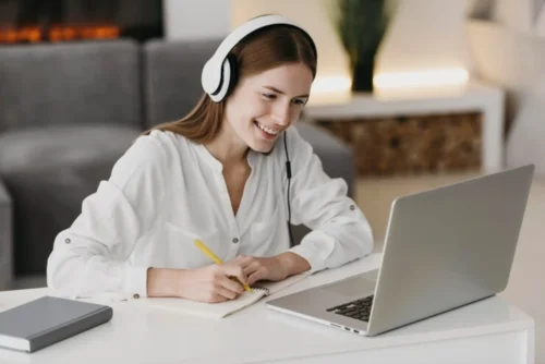 Studentessa con libri che studia per recupero anni scolastici a Treviso con diploma online Diploma CSC