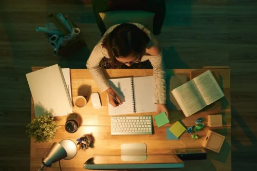 Studente che studia la sera al computer, esempio di scuola serale online per lavoratori Diploma CSC
