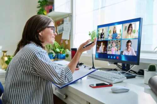 Studentessa segue una lezione per la maturità online tramite videoconferenza da casa.