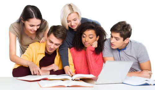 Studenti che studiano insieme per ottenere diploma online valido per università e concorsi pubblici con Diploma CSC