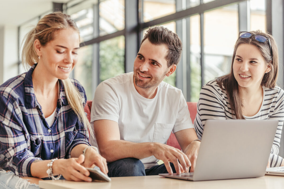 Studenti con assistenza tutor Diploma CSC durante il percorso di recupero anni scolastici