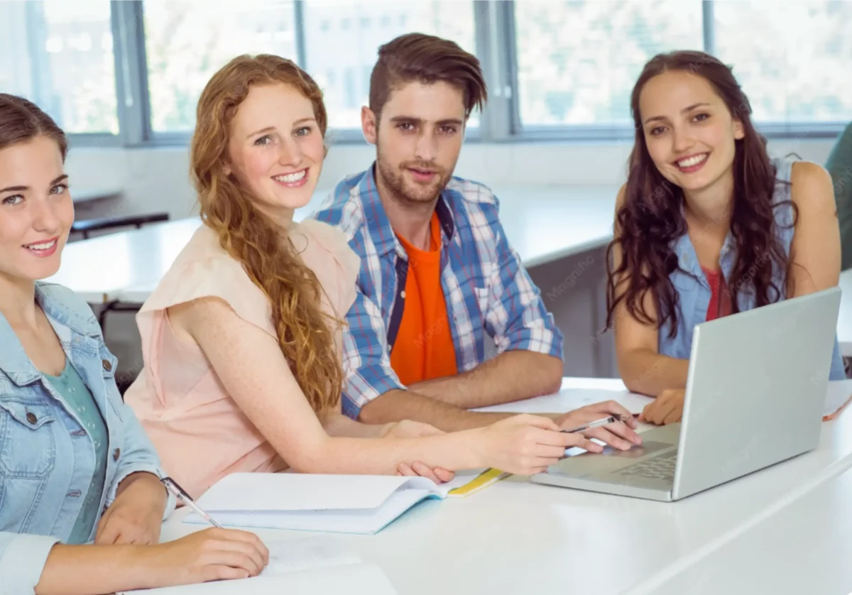 Ragazzi seguono i corsi online Diploma CSC per recuperare gli anni scolastici